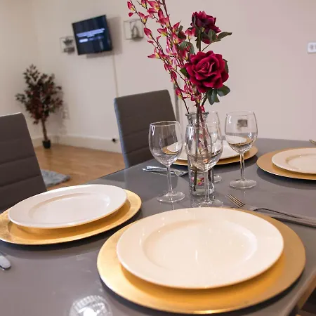 Luxury 2 Bed City Center With Balcony Apartment *